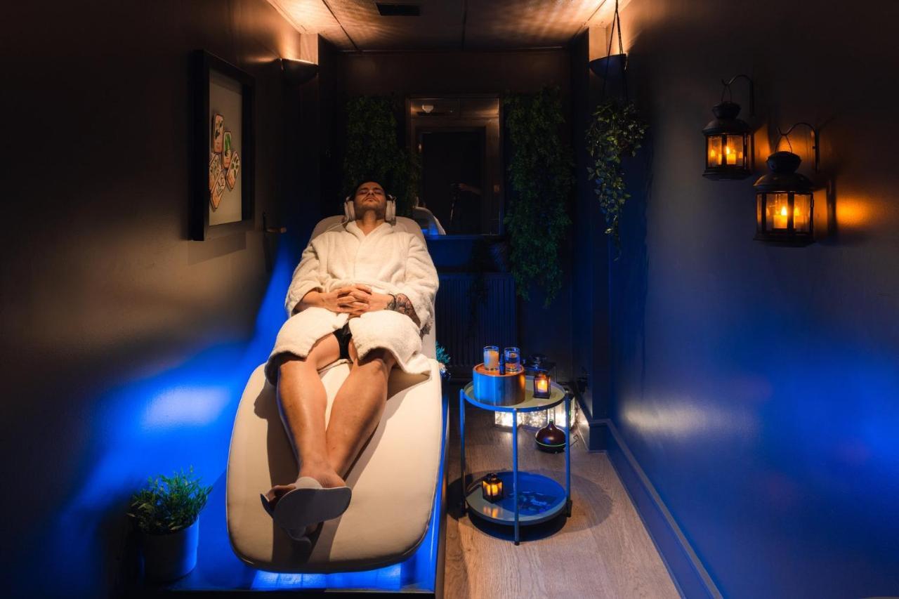 Kimpton Charlotte Square By Ihg Hotel EDI Exterior photo A woman receiving a spa treatment
