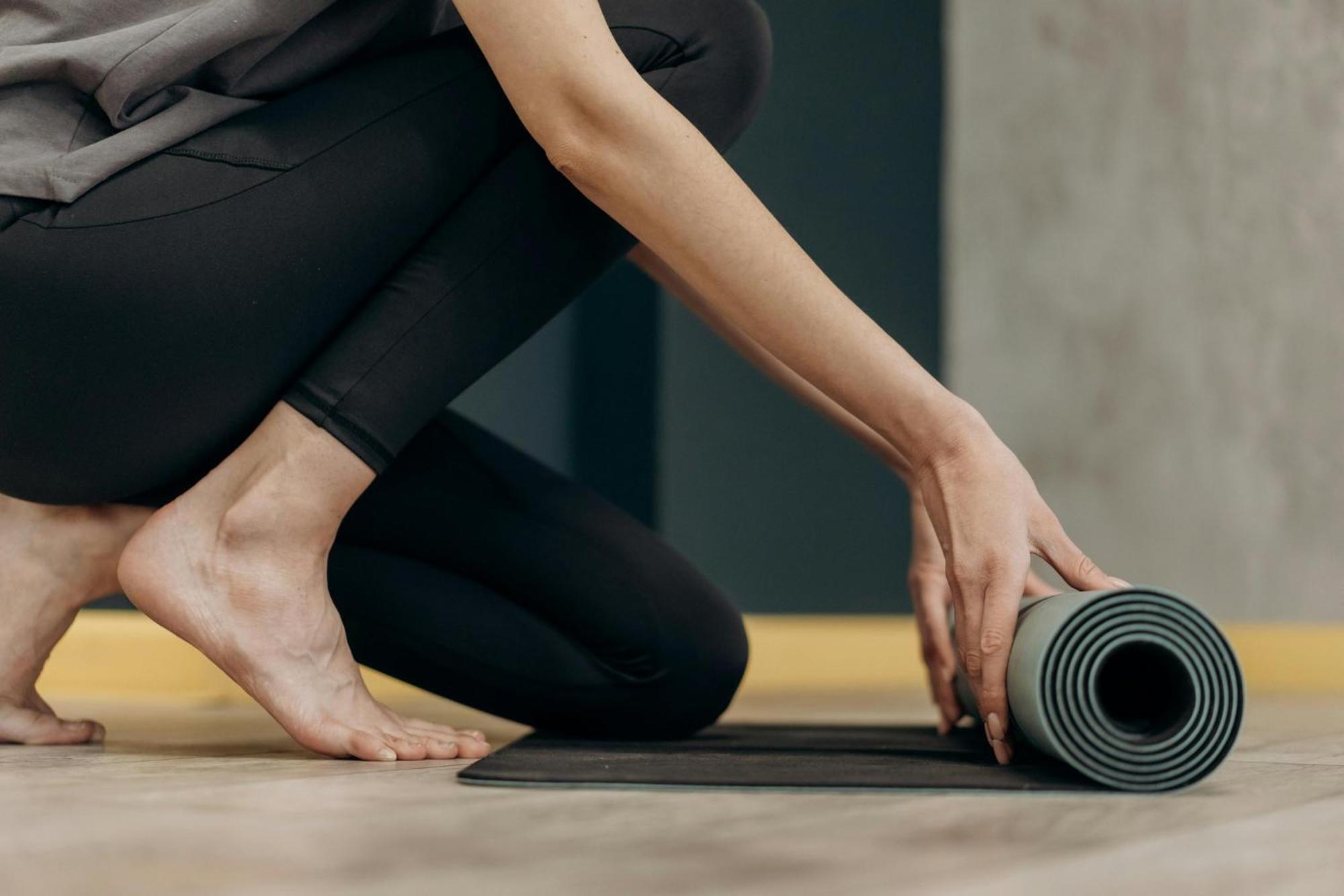 Kimpton Charlotte Square, An Ihg Hotel Edinburgh Exterior photo A woman unrolling a yoga mat