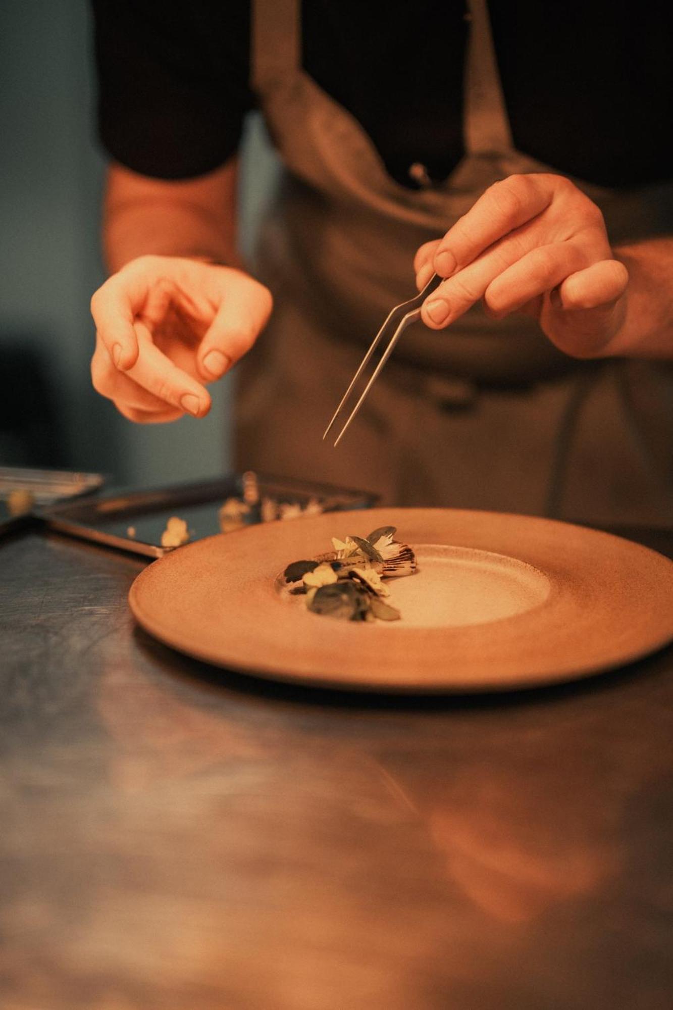 Kimpton Charlotte Square By Ihg Hotel EDI Exterior photo A chef finishing a plate of food
