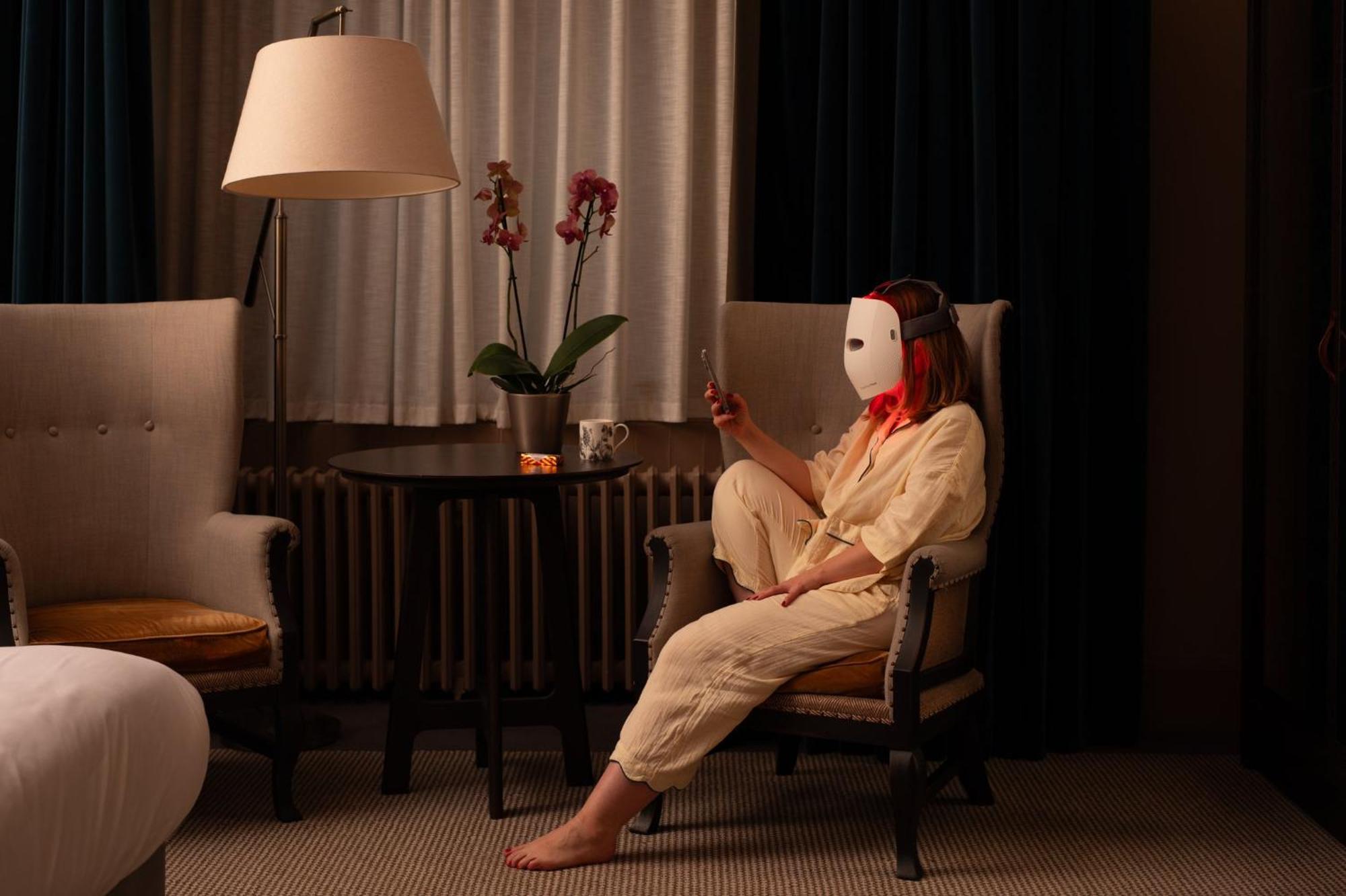 Kimpton Charlotte Square By Ihg Hotel EDI Exterior photo A woman wearing a mask