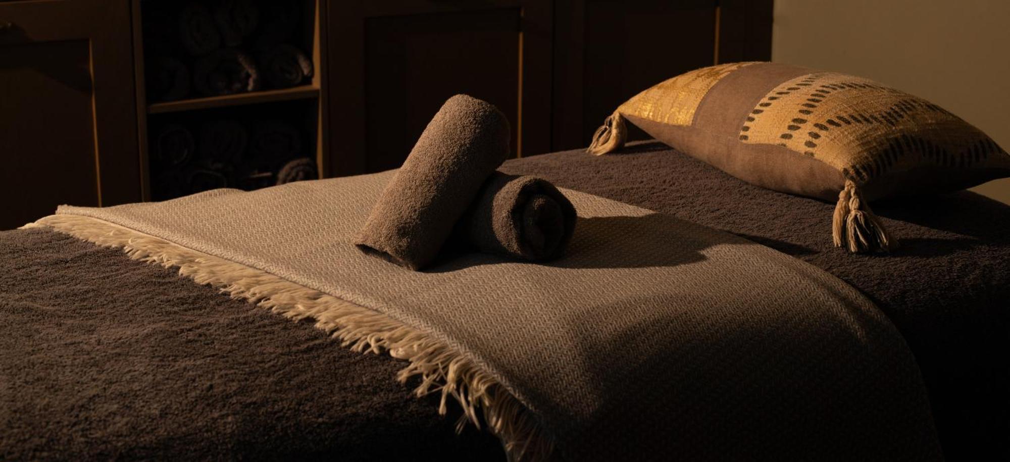 Kimpton Charlotte Square By Ihg Hotel EDI Exterior photo A massage table with hot stones